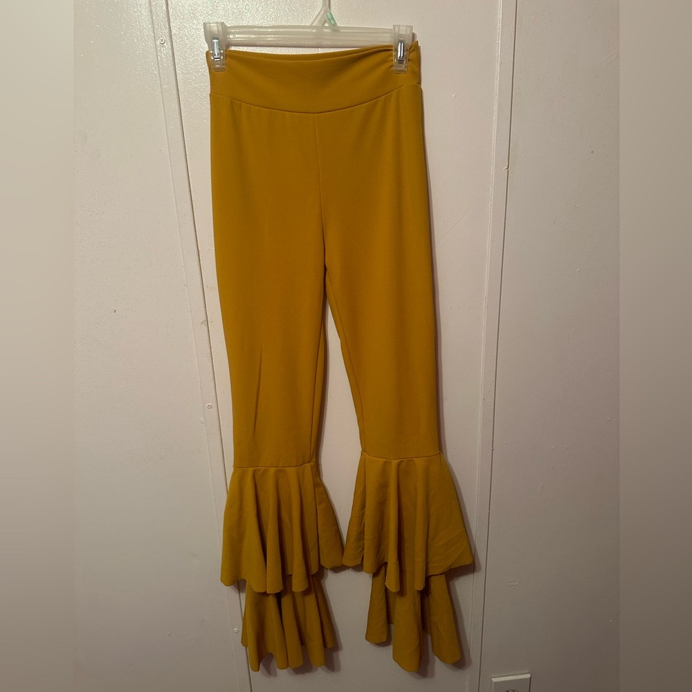 Mustard color elastic wide leg pants.